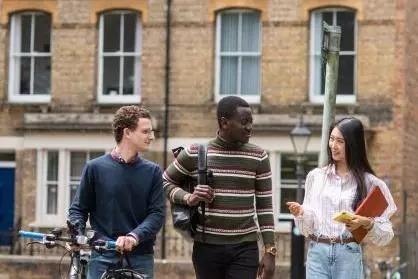 DSPI students walking along the pavement near Barnett House